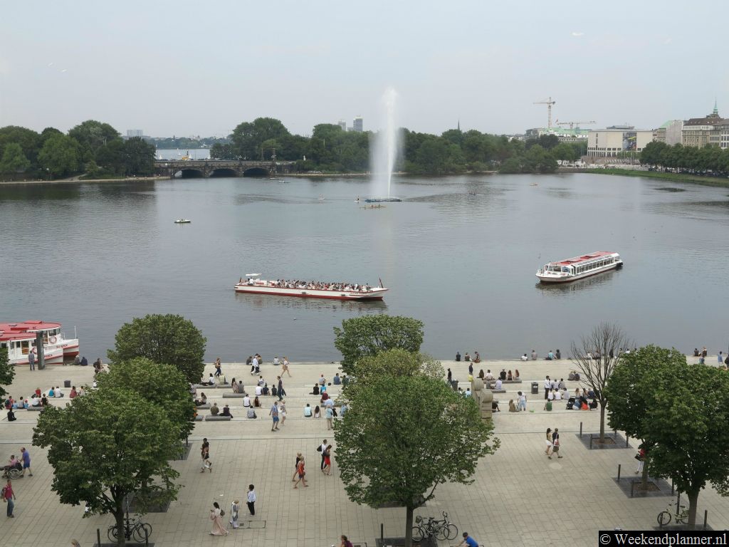 De binnenstad van Hamburg ligt rond twee meren, de Binnenalster en Aussenalster. De Altstadt en Neustadt liggen aan weerszijden van de Binnenalster. Tip: Bezoek de Alster in het centrum van Hamburg